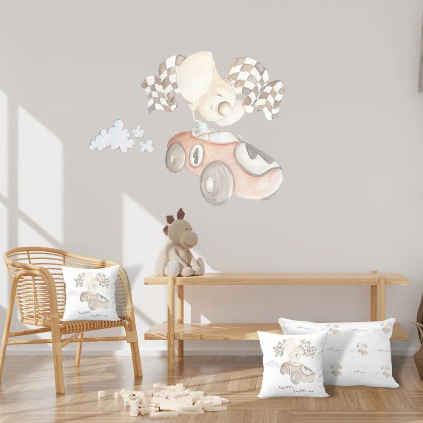 Vinilo Infantil Coche de Carreras Sueños de Cigüeña - Nanetes