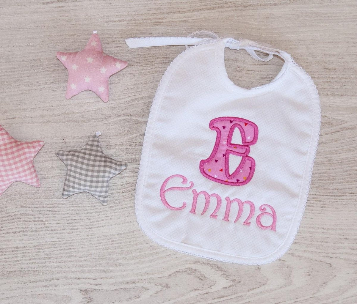 Babero Personalizado Bebé Nanetes Inicial Tela Fuxia - Nanetes